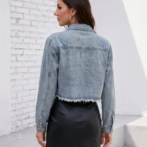 Vista posteriore dettagliata di una giacca di jeans corta azzurra con orlo a frange