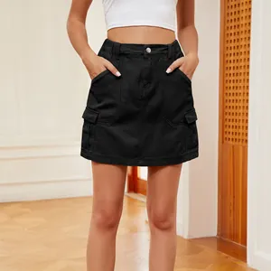 Détail avant d'une mini-jupe cargo en denim noir avec taille élastique et poches