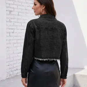 Vista posteriore di una giacca di jeans nera corta con orlo a vivo e colletto classico