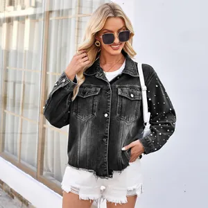 Verwaschene schwarze Jeansjacke mit Perlenärmeln und ausgefranstem Saumdetail