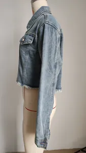 Vista laterale di una giacca di denim corta con orlo a frange su un manichino da sarta