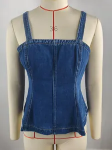 Vorderansicht eines modischen blauen Jeans-Camisole-Tops mit quadratischem Ausschnitt