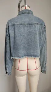 Vista posteriore di una giacca di jeans corta con orlo a vivo