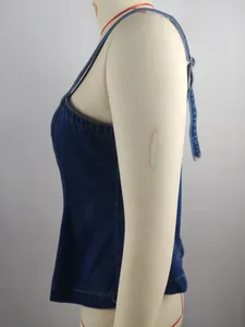 Detailansicht eines dunkelblauen Denim-Camisole-Tops an einer Schaufensterpuppe