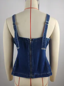 Detaillierte Rückansicht eines blauen Denim-Camisole-Tops mit durchgehendem Metallreißverschluss
