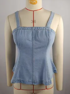 Detailansicht eines hellblauen Denim-Camisole-Tops mit Schößchensaum und Ziernähten