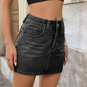 Mini-jupe en jean noir délavé à taille haute avec détails de texture.
