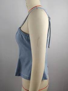 Detaillierte Seitenansicht eines hellblauen Denim-Tops auf einer Schaufensterpuppe.