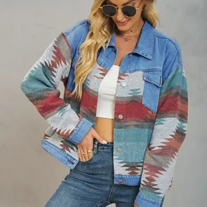 Dettaglio giacca di jeans corta da donna con patchwork a motivi etnici tribali