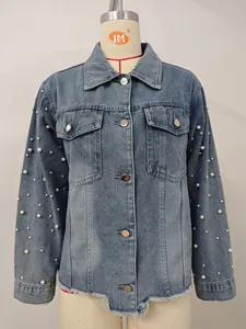 Detailansicht einer gewaschenen Jeansjacke mit Perlen und ausgefranstem Saum