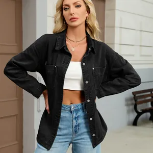 Vista esterna di una elegante giacca a camicia in denim nero lavato con tasche