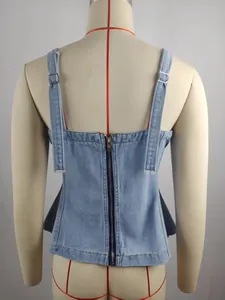 Rückansicht eines hellblauen Denim-Tops mit durchgehendem Reißverschluss-Detail.