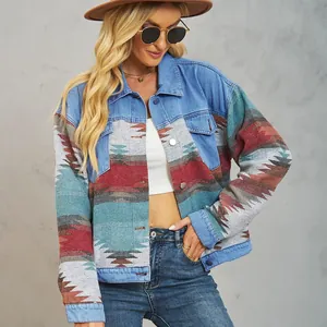 Dettaglio di una giacca di jeans patchwork in stile azteco da donna su una modella.