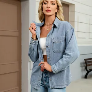 Dettaglio di una camicia di jeans blu lavato vintage da donna con bottoni e tasche