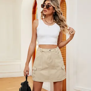 Détail d'une mini-jupe cargo en jean beige délavé avec taille élastique et poches.