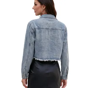 Vista posteriore di una giacca di jeans corta con bordo a taglio vivo e maniche lunghe