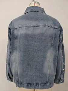 Detailansicht der Rückseite einer gewaschenen Jeansjacke mit Perlenverzierung an den Ärmeln.