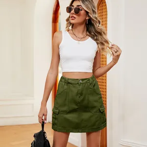 Mini-jupe cargo en jean vert armée à taille haute pour femme avec poches latérales.