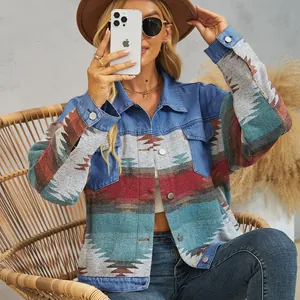 Giacca di jeans da donna con motivi etnici e dettagli patchwork in stile vintage
