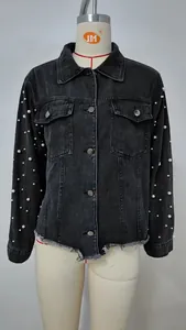 Detailansicht der schwarz gewaschenen Jeansjacke mit eleganten Perlenstickereien