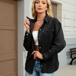 Dettaglio di una giacca camicia in denim nero lavato retrò oversize con spacchi laterali