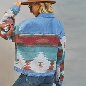 Vista posteriore dettagliata di una giacca di jeans vintage con stampa etnica da donna
