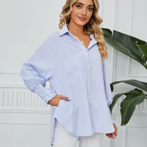Vue détaillée d'une chemise à rayures bleues avec poignets smockés et coupe oversize décontractée.