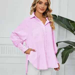 Vue complète du chemisier rayé rose avec poignets froncés et design ample moderne