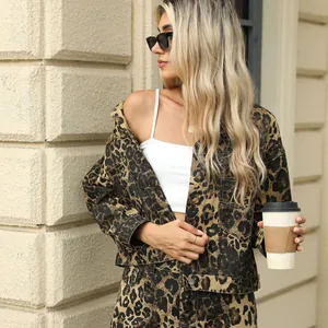 Photo de mode urbaine d'une femme portant une veste en jean à motif léopard tendance.