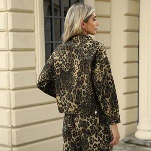 Vue arrière d'une veste en jean imprimé léopard tendance pour femme style urbain