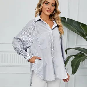 Chemise à rayures bleues pour femmes avec poignets smockés et ourlet asymétrique