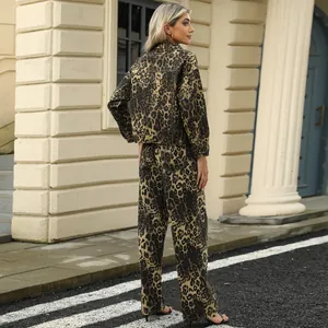 Ensemble veste en jean et pantalon imprimé léopard tendance pour femme dans un style urbain.