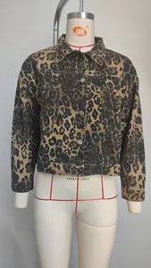 Vue détaillée du motif léopard et des boutons métalliques sur la veste en jean