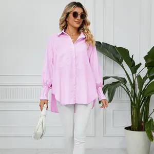Détail d'une chemise rayée rose oversize avec poignets smockés élégants et modernes