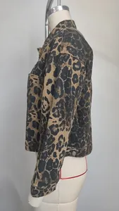 Vue latérale détaillée d'une veste en jean délavée à imprimé léopard sur un mannequin.