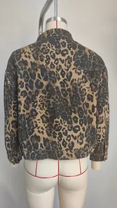 Vue détaillée de l'arrière d'une veste en jean délavée à imprimé léopard pour femme
