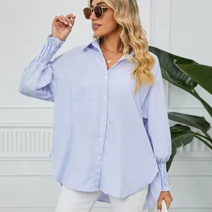 Vue détaillée d'une chemise rayée ample pour femme avec manches froncées élégantes
