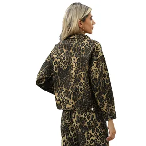 Veste en jean délavé imprimé léopard élégante pour femme, vue de dos mode