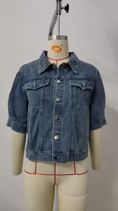 Close-up van een blauw spijkerjack met korte mouwen en wassing op een paspop mannequin