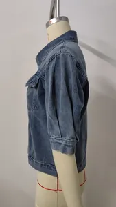 Zijzicht van een gewassen blauw spijkerjasje met korte mouwen op een mannequin-torso.