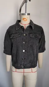 Gedetailleerd overzicht van een gewassen grijs denim jack met korte mouwen voor dames op pop