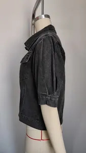 Zijaanzicht van een gewassen zwart kort spijkerjasje met korte mouwen op een mannequin.