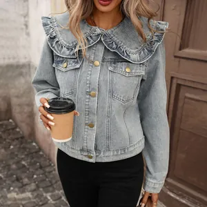 Nahaufnahme einer stylischen hellblauen Jeansjacke mit einem modischen Rüschen-Puppenkragen