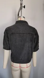 Achteraanzicht van een gewassen grijs denim jasje met korte mouwen voor dames, losse pasvorm.