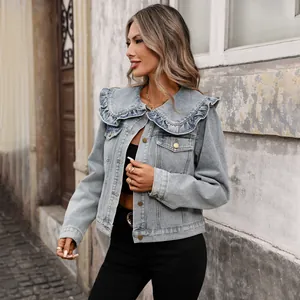 Stylische hellblaue Jeansjacke mit einem markanten Peter-Pan-Kragen mit Rüschen.