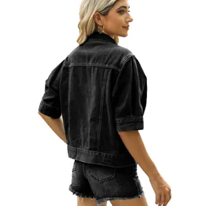 Dames denim set met kortmouwige jas en short in een gewassen zwarte kleur, casual.