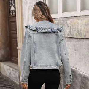 Rückansicht der hellblauen Jeansjacke mit Rüschenkragen und kurzem Schnitt