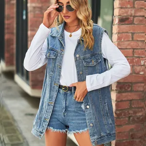 Stylische, übergroße Retro-Jeansweste in Hellblau mit weißen langen Ärmeln kombiniert