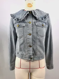 Vorderansicht einer kurzen hellblauen Jeansjacke mit schickem Rüschen-Puppenkragen