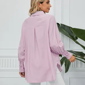 Vue arrière détaillée d'une chemise à rayures violettes avec des poignets élastiques froncés
